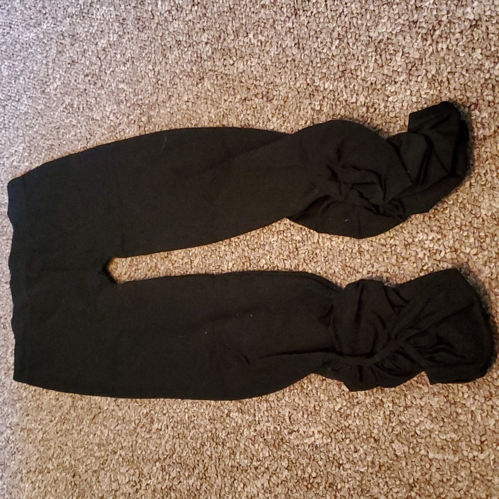 Say what? Black ruched Capri leggings XS